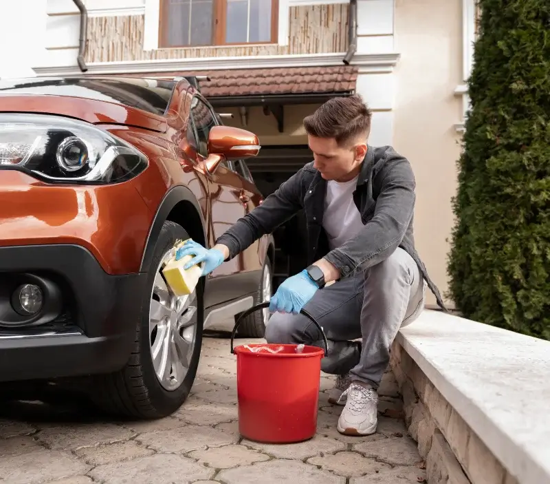 Lavage auto à domicile Méjannes-lès-Alès : professionnel intervenant sur un véhicule